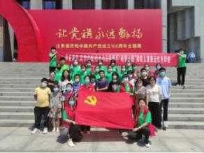 夏季的时尚女孩